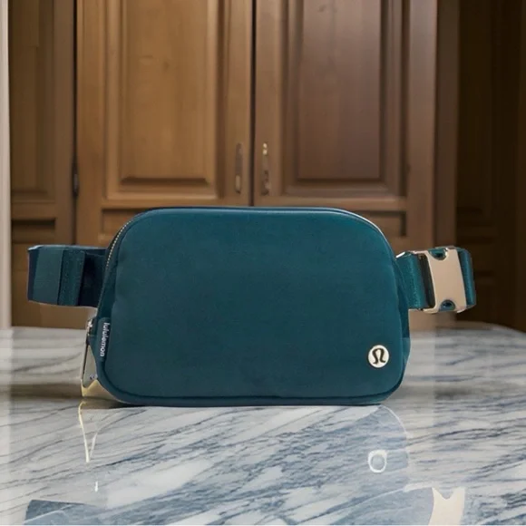 LULULEMON Everywhere Belt Bag JASPER GREEN/GOLD VELOUR 1L RARE TIK TOK Famous - Picture 14 of 14